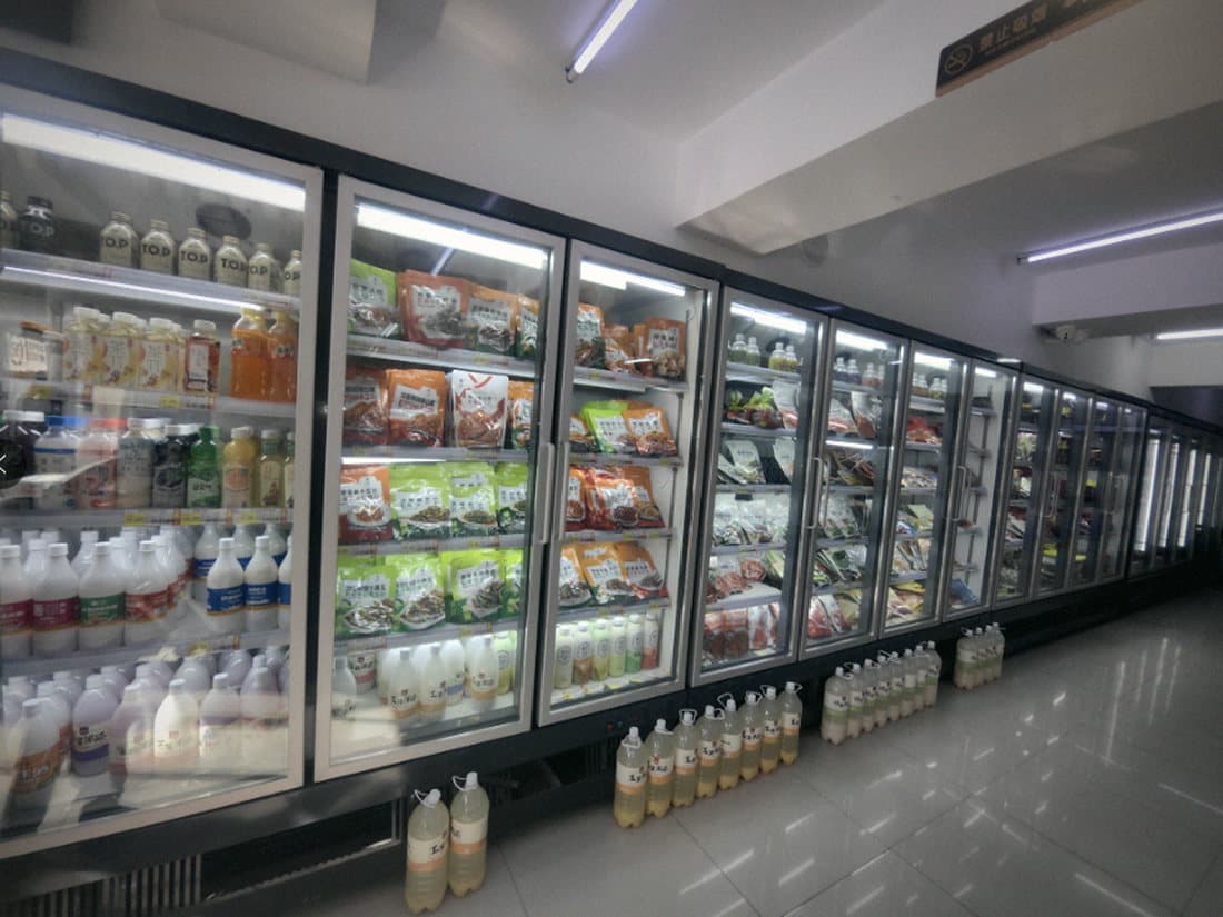 商超冷柜通道商品陈列