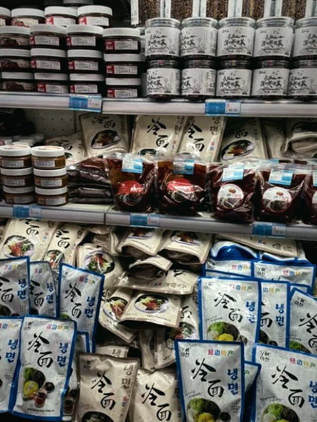 货架上的延边特产商品